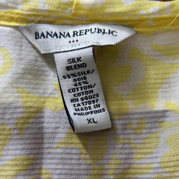 Banana Republic Silk Blend  Top Floral Ruffle Neckline Button Up Sz XL Tropical - Picture 7 of 10